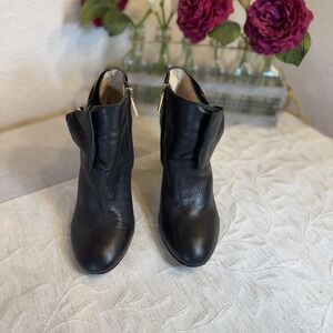 Louise et Cie Lo-Theron Black Buttery Nappa leather ankle boot.  Size‎ 7.5